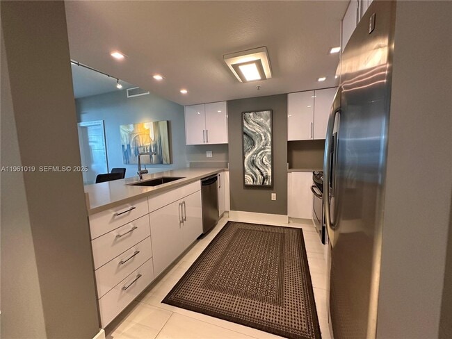 Building Photo - 1800 N Bayshore Dr