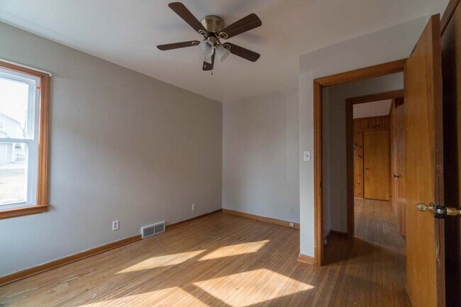 Building Photo - 2503 Iowa St