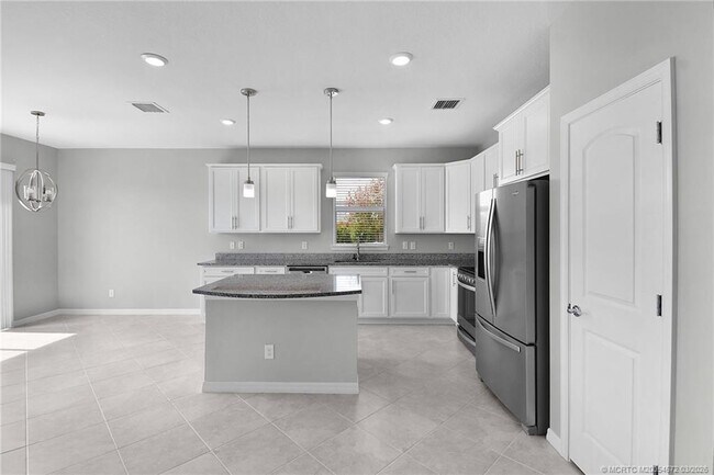 Building Photo - 10550 SW Captiva Dr