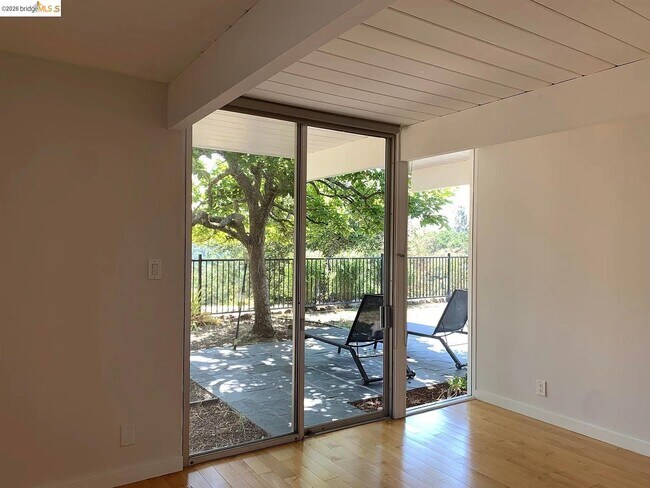 Building Photo - 5559 Greenridge Rd