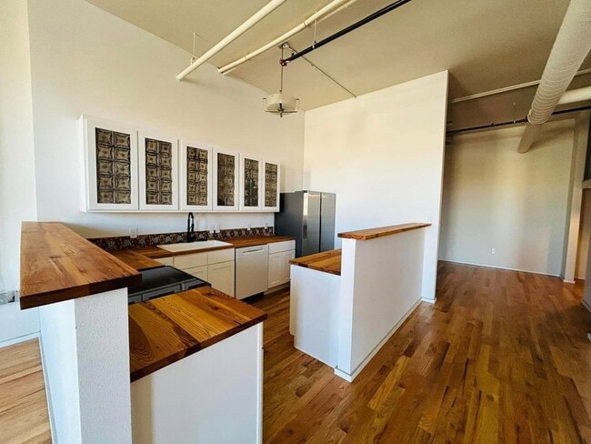 Primary Photo - 201 E Chambers St