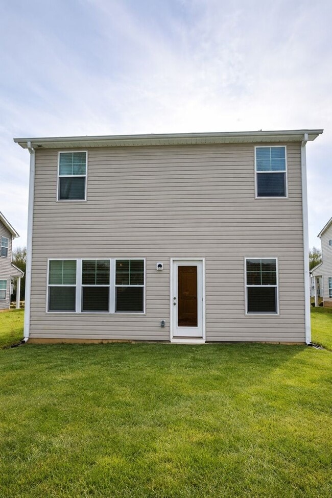 Building Photo - FIRST MONTH FREE - Stunning 3BR 2.5BA Home in Mooresville • 2 Car Garage