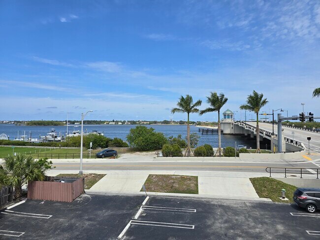 Building Photo - 3915 S Flagler Dr