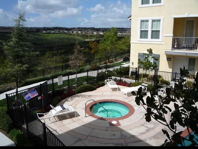 Building Photo - Charming 4 bedroom 4 bathroom in heart of ...