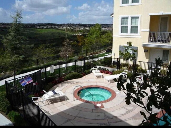 Building Photo - Charming 4 bedroom 4 bathroom in heart of East Lake!