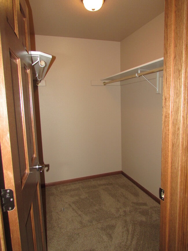 Building Photo - 2 BEDROOM | 2 BATH | DOUBLE GARAGE | SOUTH