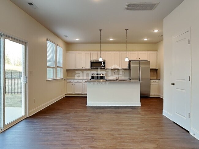Building Photo - 15732 Thomas Rd