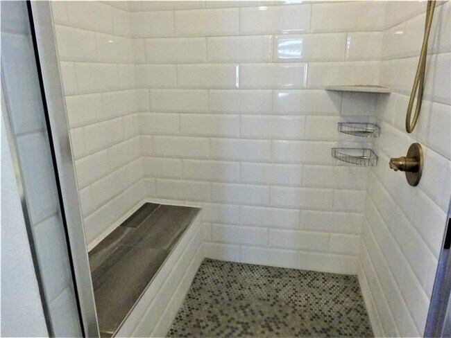 Building Photo - Gorgeous Condo in Desirable East Austin Lo...