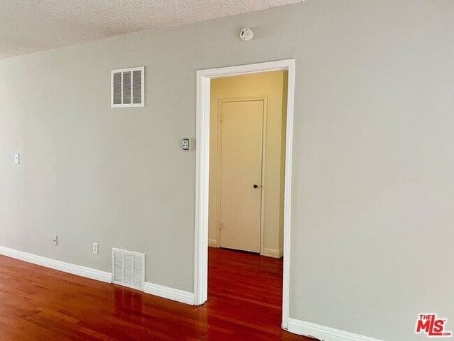 Building Photo - 941 N San Vicente Blvd