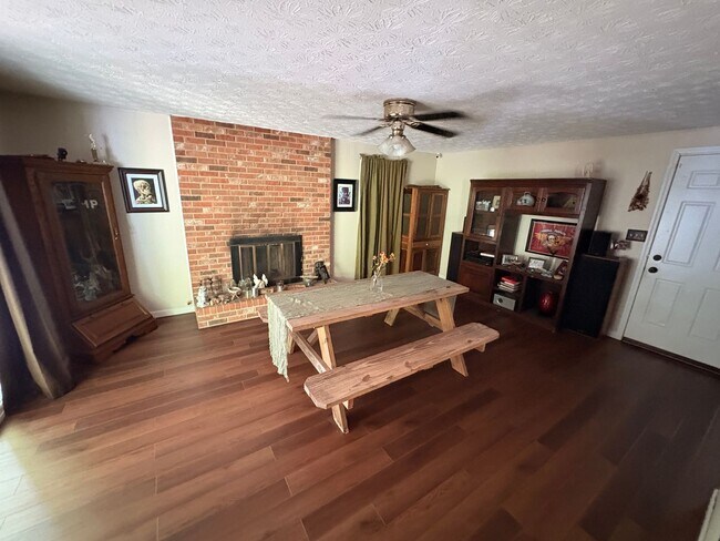 Building Photo - Charming 3 bed/2 bath Eastside Ranch w/ Potential early move in!