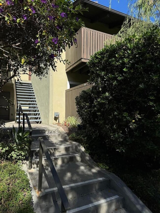 Building Photo - Renovated 2 Bedroom/ 1 Bathroom Condo Avai...