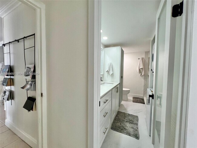 Building Photo - 600 NE 36th St