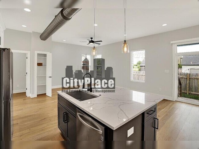 Building Photo - 2008 Yandes St