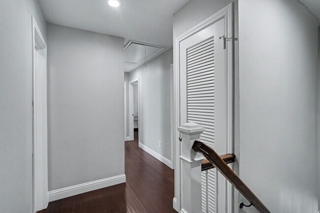 Building Photo - 726 Thistlewood Dr