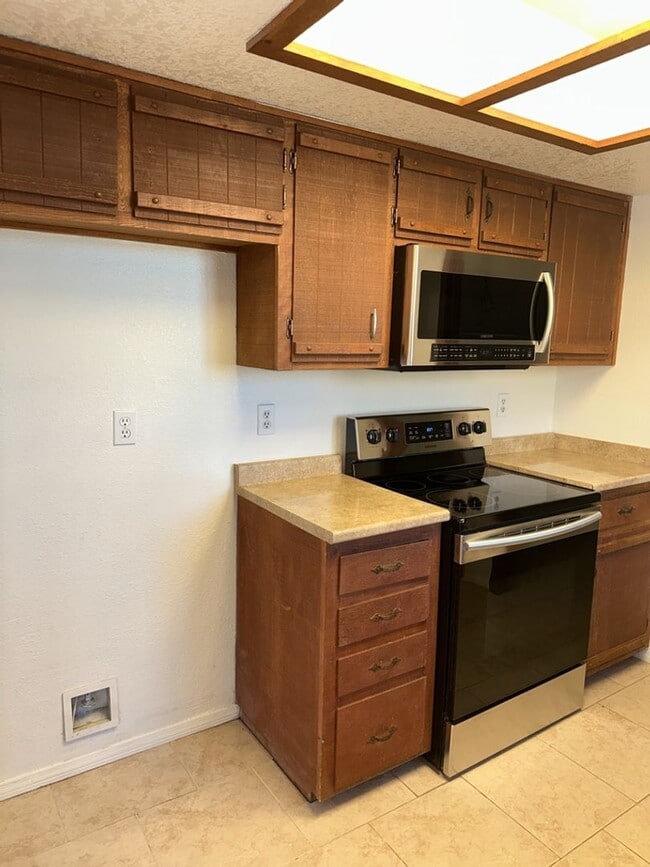 Building Photo - Unfurnished Full Time