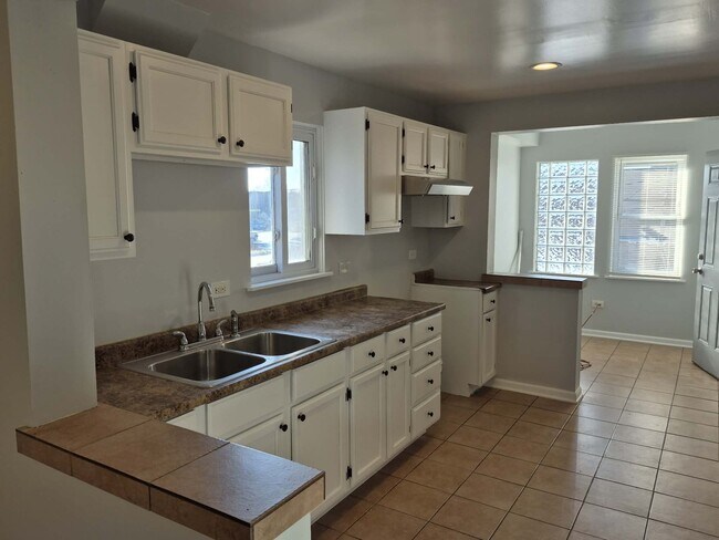 Building Photo - 6840 S Claremont Ave