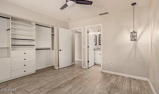 Building Photo - 2112 E Robin Ln