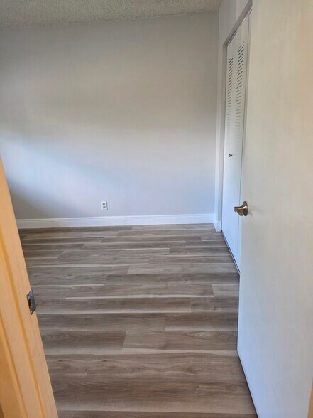 Guess bedroom - 2222 N Cypress Bend Dr