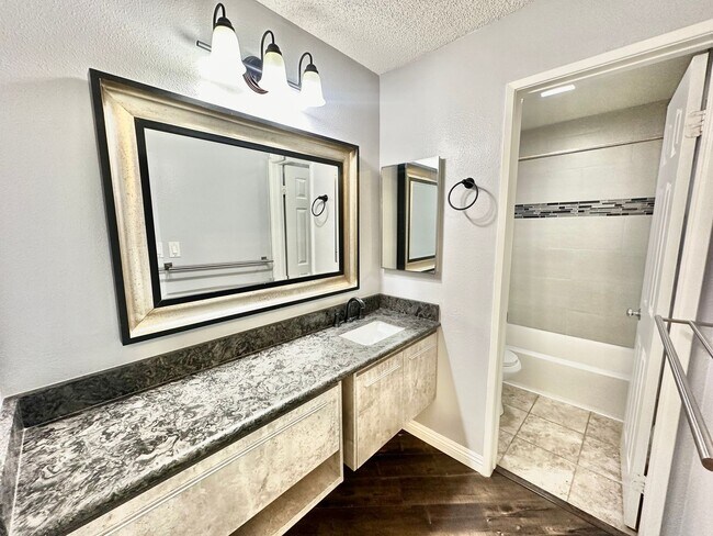 Building Photo - Bright and Gorgeous Condo in UTC near UCSD!!