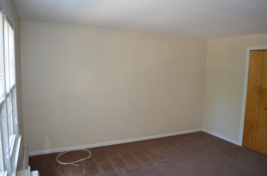 Building Photo - 13 Grandview Dr