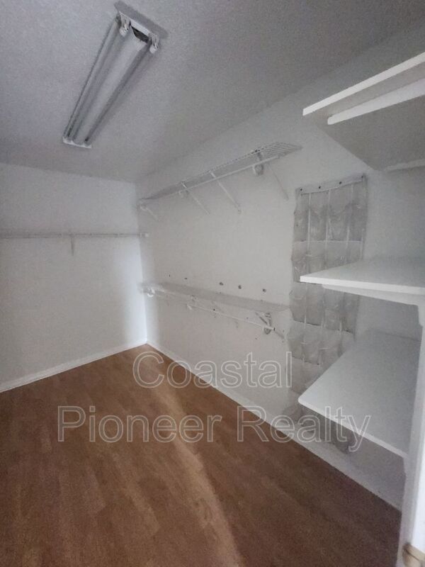 Building Photo - 10121 Sea spray Pl