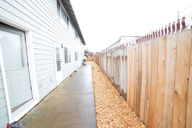 Building Photo - 3411-3423-3423 SE 85th Ave