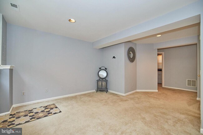 Building Photo - 6633 Skylemar Trail