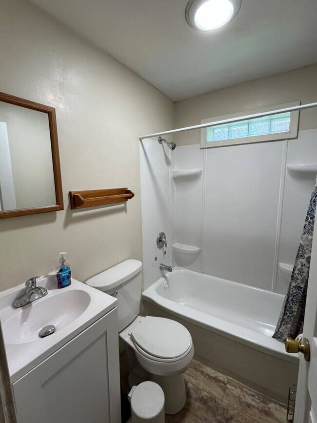 Building Photo - "Charming 1-Bedroom FIRST FLOOR Duplex in St. Louis City- Your Spacious 850 sq. ft. Retreat Await...