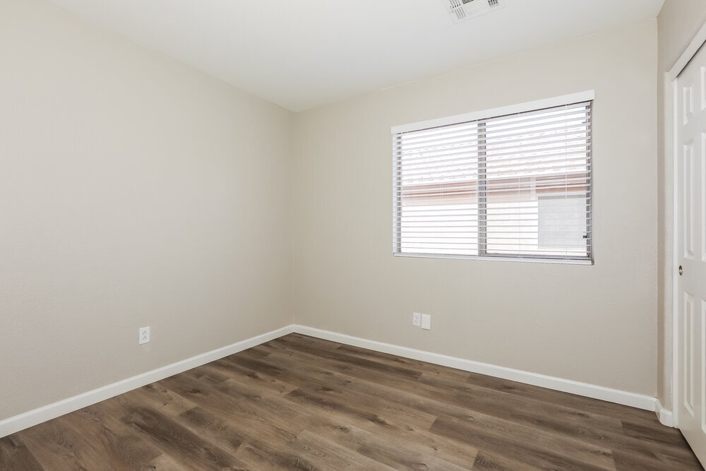 Building Photo - 1033 E Yuma Ave