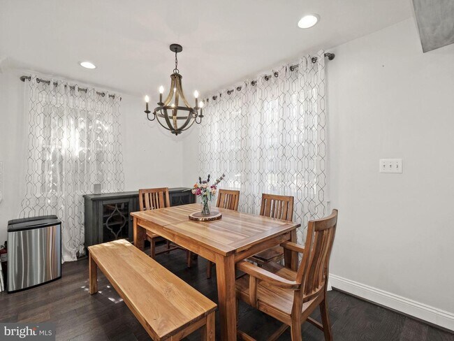 Building Photo - 2605 Arcola Ave