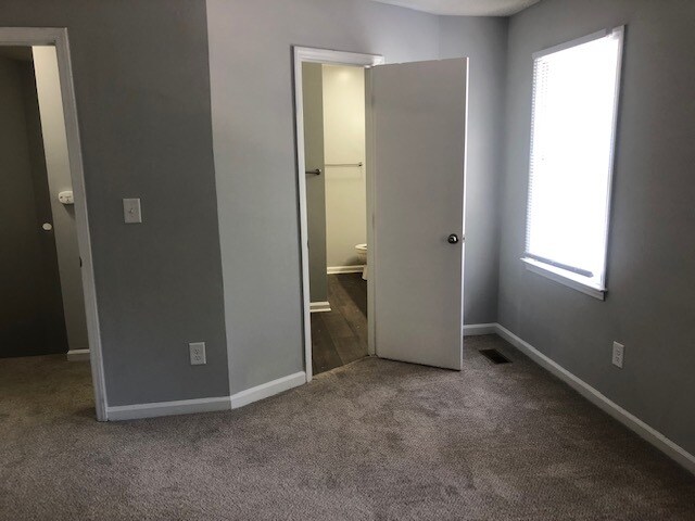 Building Photo - 117 E Circle Dr