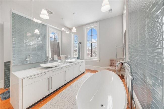 Building Photo - Historic, Character-Rich House - 3 Bed, 3 Bath (2 Full, 2 Half)