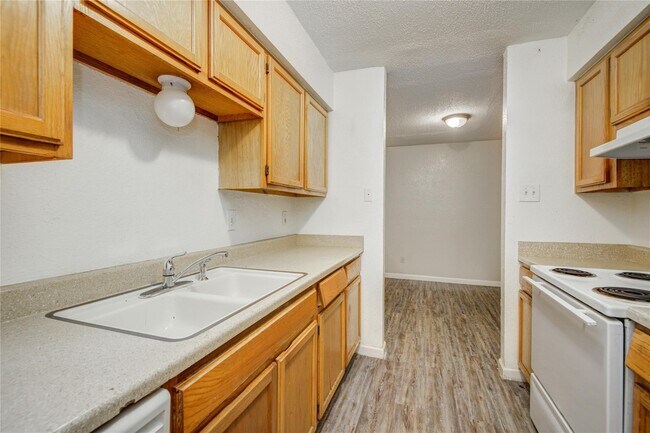 Building Photo - 9797 Leawood Blvd