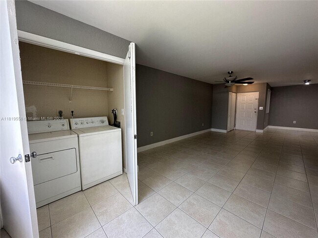 Building Photo - 2861 N Oakland Forest Dr