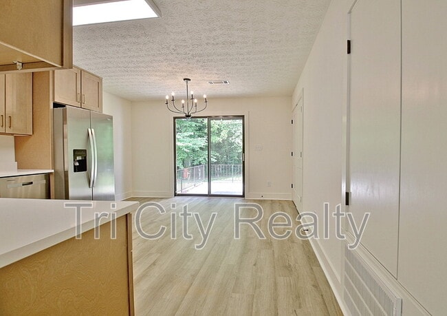 Building Photo - 105 Rose Ct