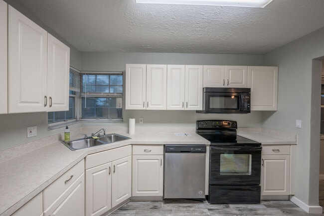 Building Photo - 1011 Bianca Dr NE