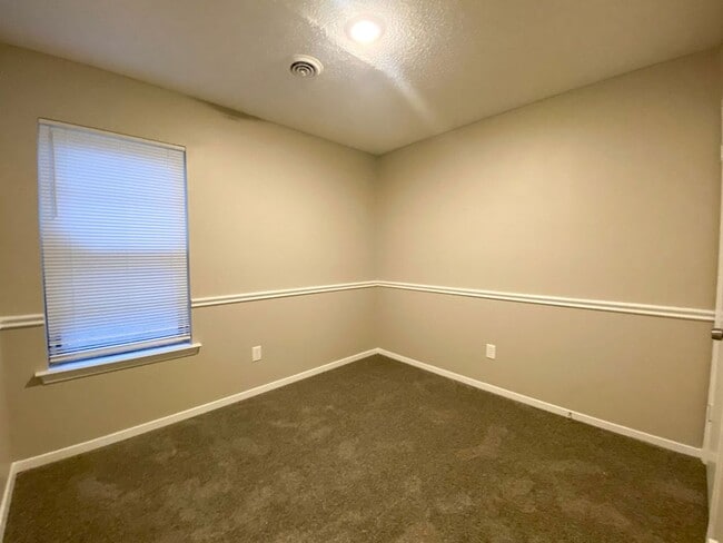Building Photo - 3 Bed 2 bath in Raleigh / ss appliances an...