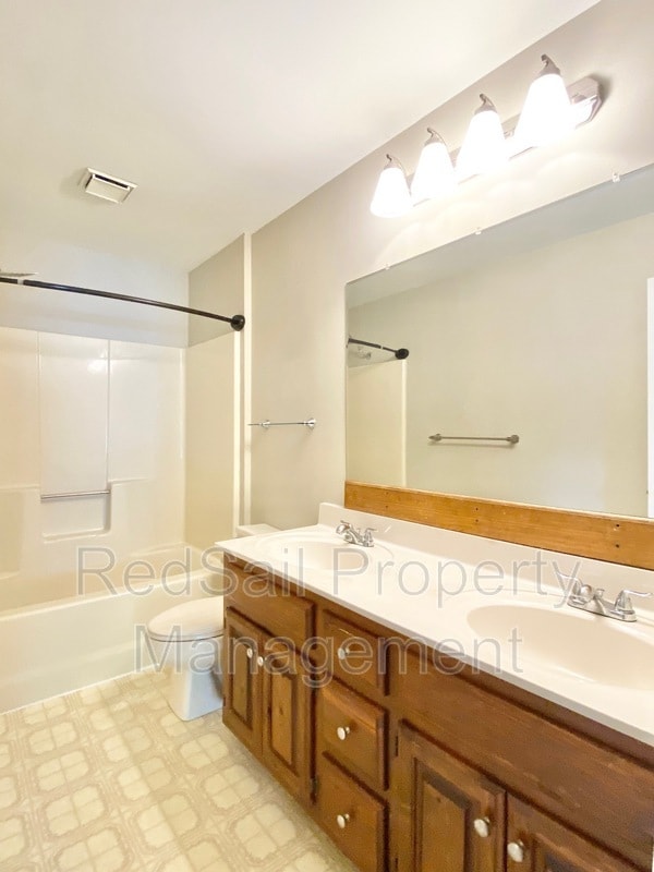 Building Photo - 203 Monty Manor