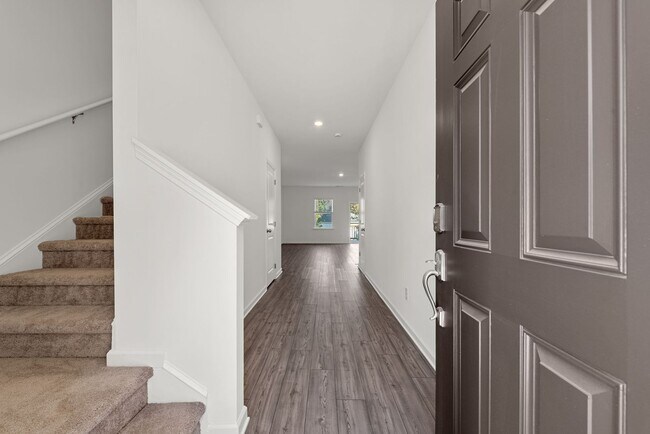 Building Photo - Victoria Heights - 5 bedroom -For Rent $2350