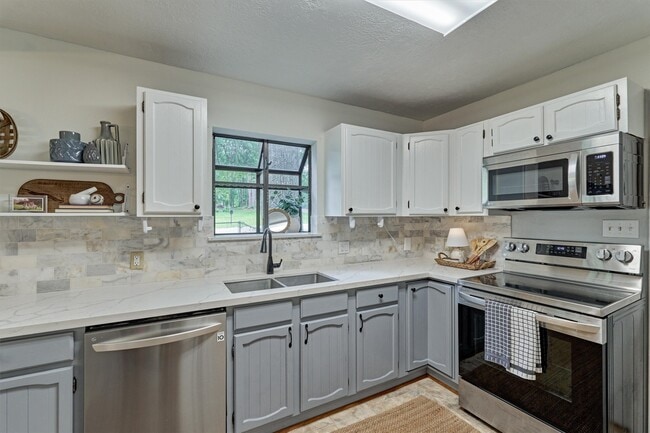 Building Photo - 903 Commanche Rd