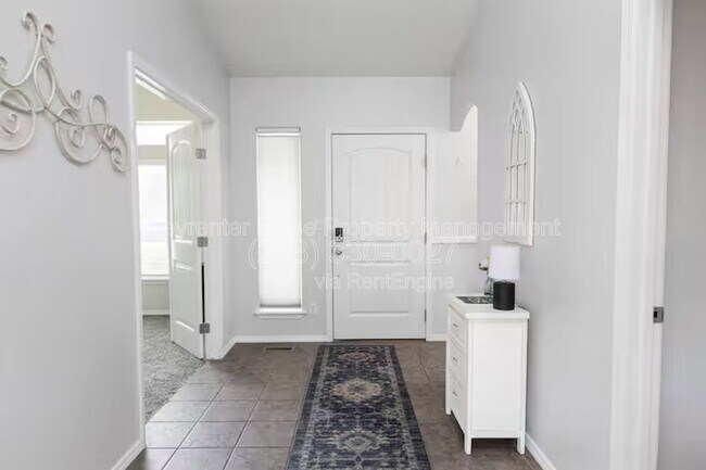 Building Photo - 879 N Traquair Pl