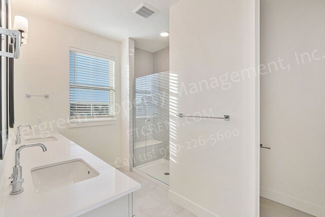 Building Photo - 3045 E Trilby Rd