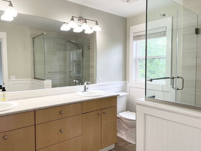 Building Photo - Spacious 2 Bed 2.5 Bath Townhome Style Con...