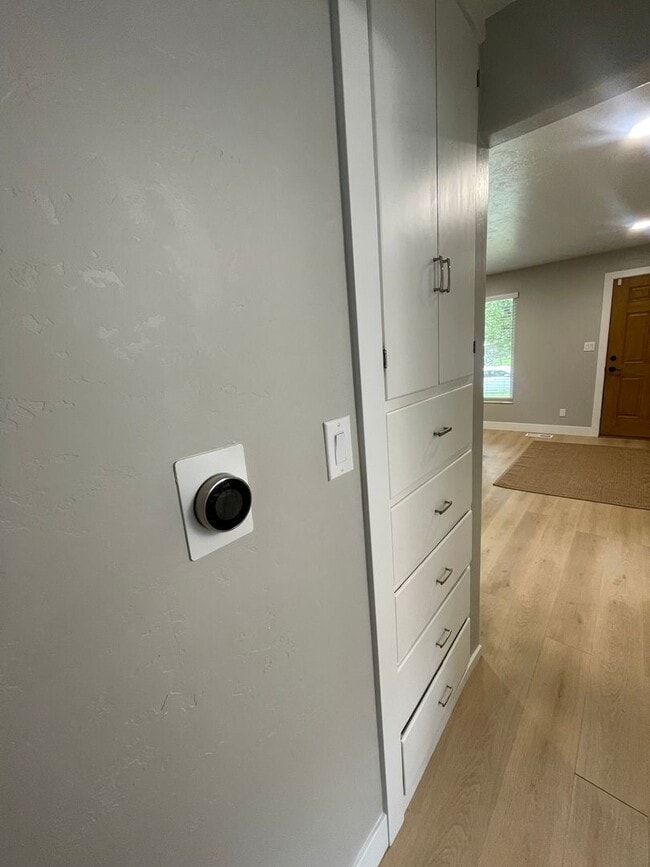 Building Photo - Spacious 5 Bedroom House in Salt Lake