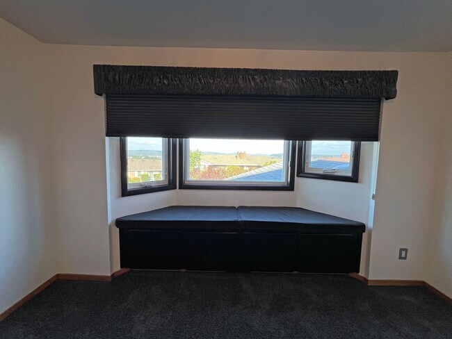 Building Photo - Stunning 4 Bedroom 2.5 Bath with Peek-a-Boo View of Puget Sound