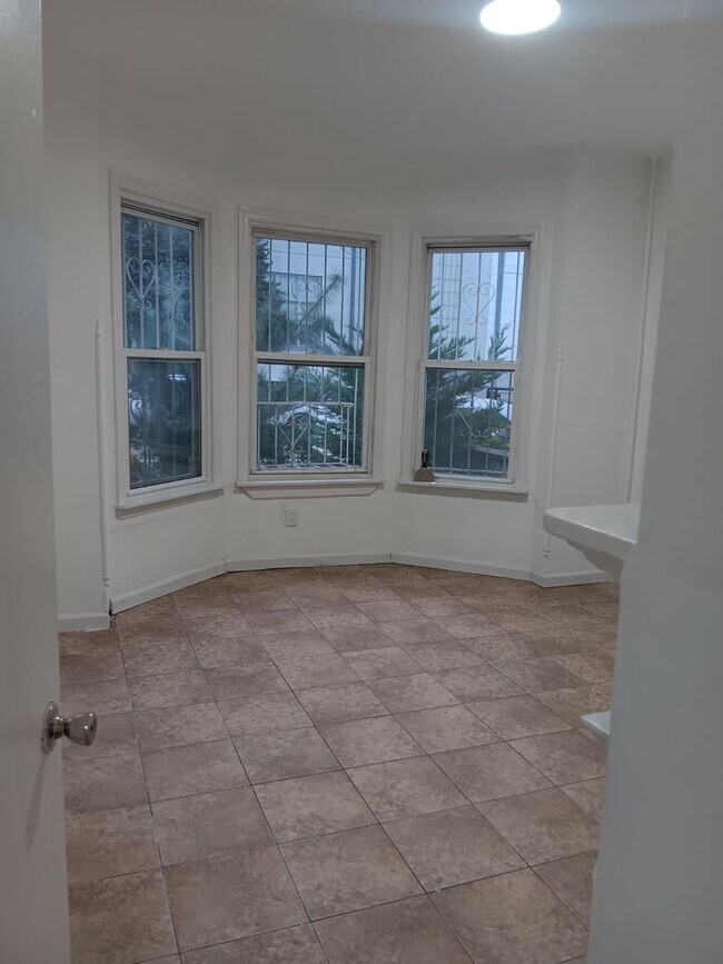 Building Photo - Beautiful two bedroom apartment in Newark