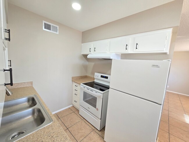 Building Photo - Great Location! Remodeled 1 bed 1 bath