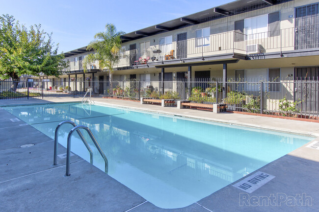 Primary Photo - Lincoln Courtyards at 531 Glendora Avenue