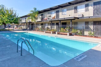 Building Photo - Lincoln Courtyards at 531 Glendora Avenue