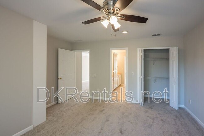 Building Photo - 841 Lakeglen Dr